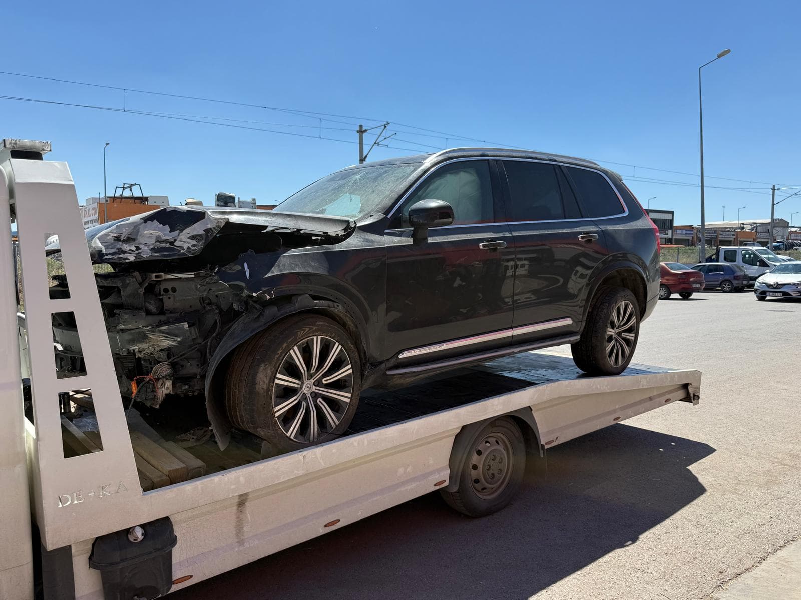 Ön darbe almış kazalı siyah SUV çekici üzerinde - Yenice Otomotiv kazalı, hasarlı ve pert araç alımı